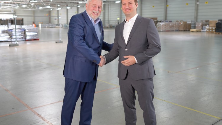 Jochen Eschborn (links), Vorstandsvorsitzender von ELVIS, und Julian Blasig, COO bei Mansio, besiegeln die gemeinsame Kooperation für das ELVIS Cross Load Network