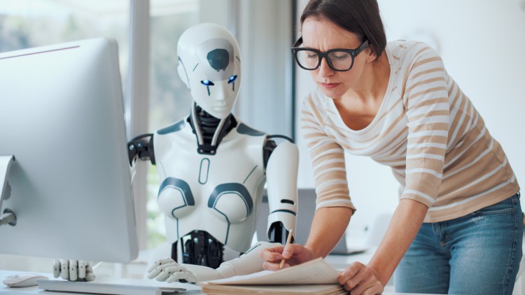 Frau und KI-Roboter arbeiten zusammen in einem Büro