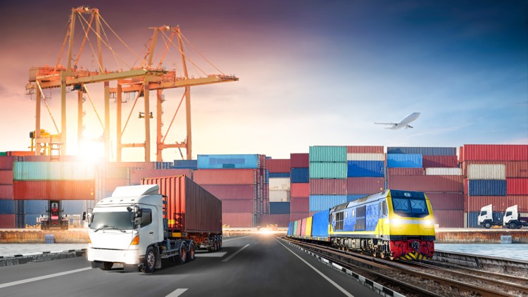 Kombinierter Verkehr - Lkw, Güterzug; im Hintergrund Hafen und Container