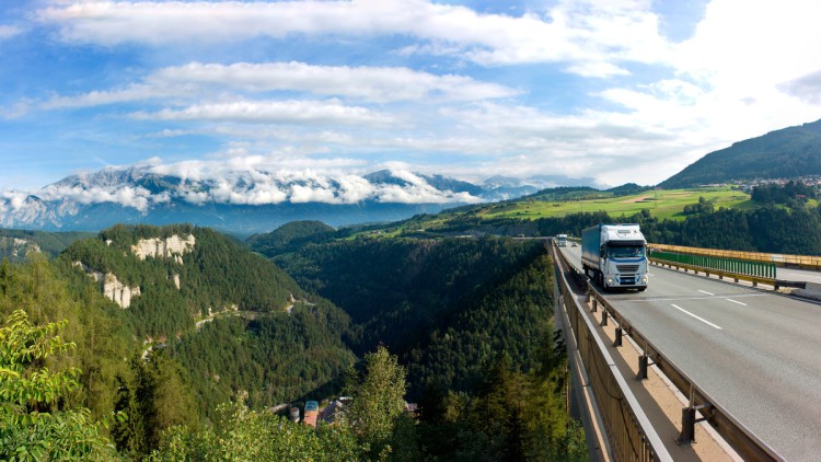 Lkw fährt auf Brenner-Autobahn