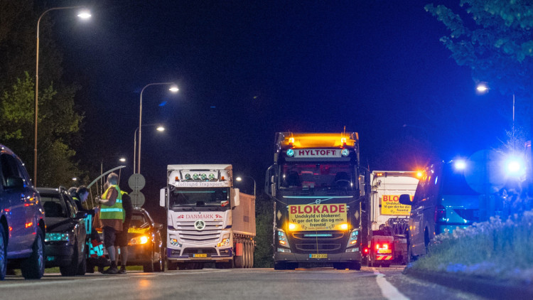 Lkw blockieren die Straße vor der Grenze vom dänischen Padborg ins deutsche Harrislee. Lastwagenfahrer haben in Dänemark aus Protest gegen die Einführung einer Lkw-Maut Grenzübergänge nach Deutschland blockiert