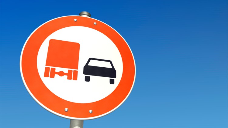 Lkw-Überholverbot Straßenschild
