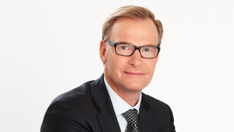 Olof Persson, CEO der Iveco Group, lächelt im Anzug in die Kamera