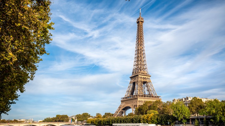 Paris mit Seine und Eiffelturm