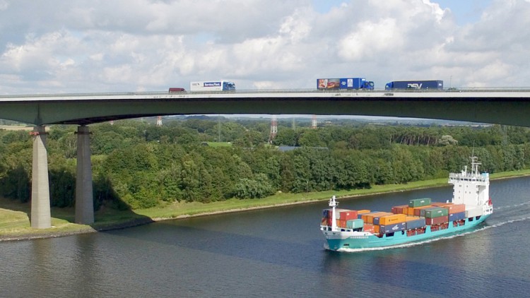 Rader Hochbrücke, Lkw, Containerschiff, Nord-Ostsee-Kanal