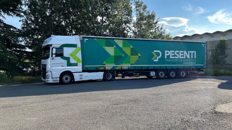 Lkw der italienischen Spedition Pesenti Trasporti & Logistica