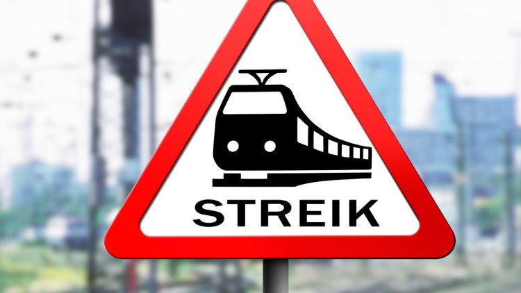 Streik-Schild auf Bahn Strecke 