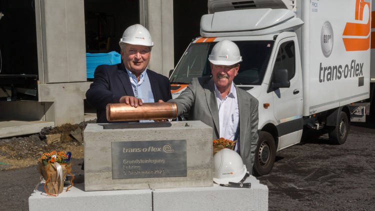 Gleichzeitig mit dem Richtfest wurde in Lebring ein symbolischer Grundstein gelegt. Mit dabei waren (von links): Franz Labugger (Bürgermeister der Marktgemeinde Lebring-St. Margarethen) und Wolfgang P. Albeck (CEO von Trans-o-flex).