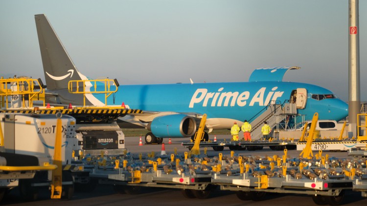 Eine Boeing 737-800 steht auf dem Flughafen Leipzig-Halle. Die Maschine fliegt für den Online-Händler Amazon.