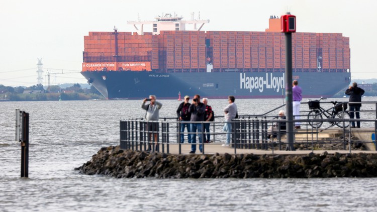 Das Containerschiff „Berlin Express“ der Reederei Hapag-Lloyd fährt auf der Elbe in Höhe Wedel in den Hamburger Hafen ein.