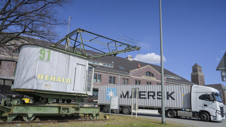 Ein Lkw, der einen Maersk-Container transportiert. Er fährt am Behala Speicher, Westhafen, Berlin Moabit, aus einer Ausfahrt.