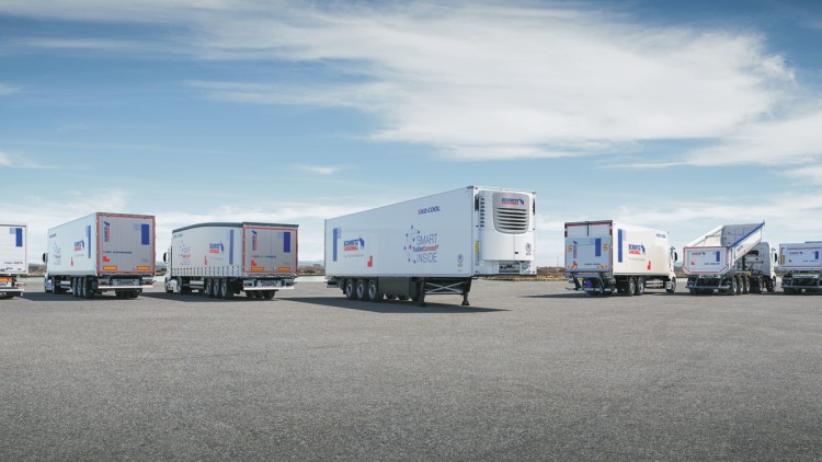 Ausschnitt aus dem Produktportfolio des Trailerherstelles Schmitz Cargobull. Es stehen verschiedene Fahrzeuge vor einem blauen Himmel