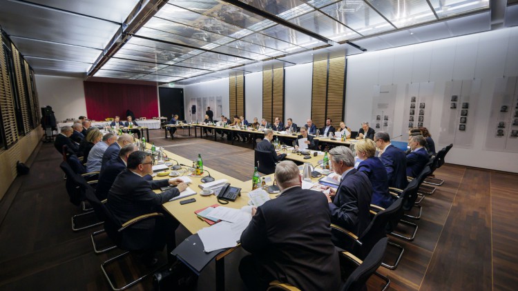 Vermittlungsausschuss am 21. Februar 2024 bei der Arbeit im Sitzungssaal des Ausschusses