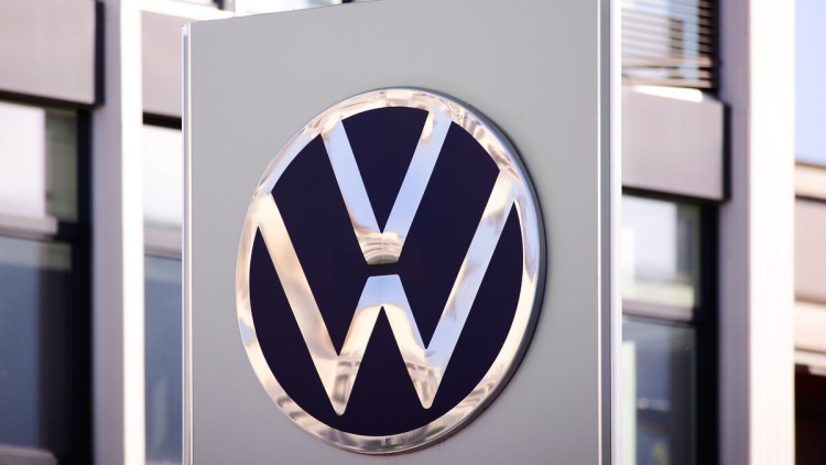 Das Volkswagen Logo, aufgenommen in Zürich vor einem der Autohäuser der Marke