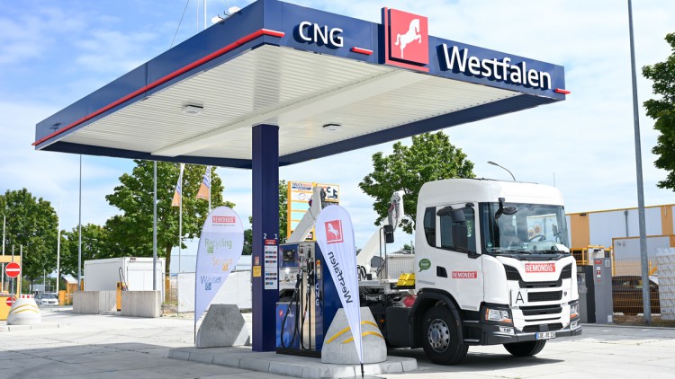 Ein Lkw von Remondis steht an der neuen Westfalen-Tankstelle im nordrhein-westfälischen Coesfeld und tankt Bio-CNG