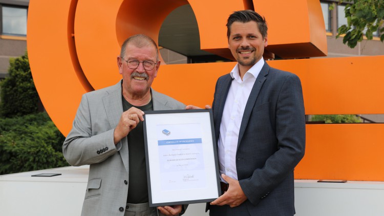 Jens Reibold gratuliert Wolfgang P. Albeck, CEO des Expressdienstes Trans-o-flex