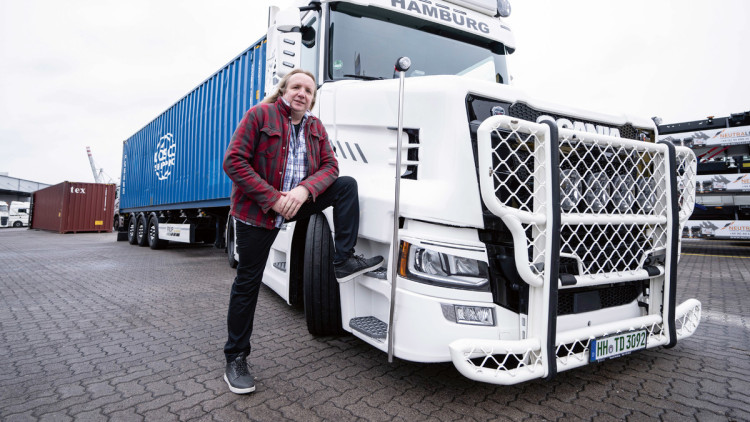 Dirk Ullrich (Truck Service Filip) steht vor seinem Scania-Hauber aus den Niederlanden. 