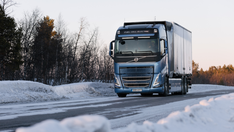 Ein Wasserstoff-Lkw von Volvo fährt auf einer schneebedeckten Straße.