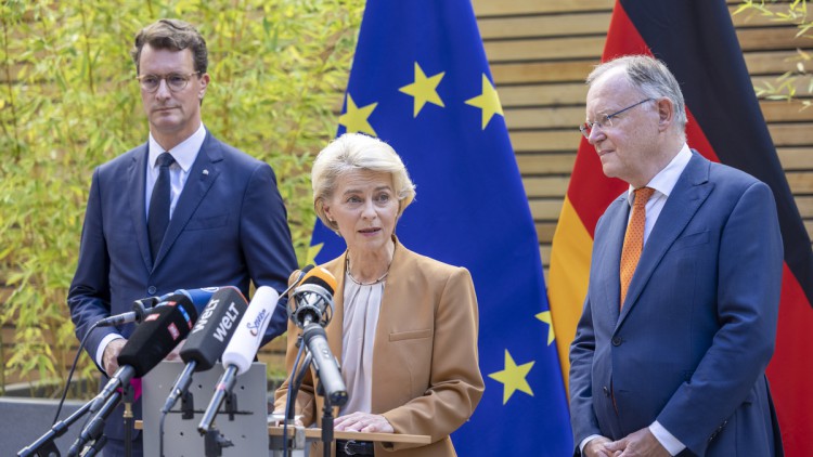 Bild der Ministerpräsidentenkonferenz mit Ursula von der Leyen, Stephan Wild und Hendrik Wüst